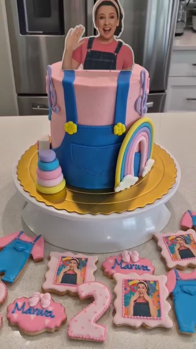 Overalls cake with cookies